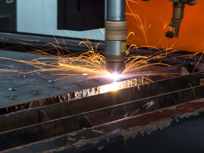 Cabezal de corte plasma CNC trabajando sobre placa de metal